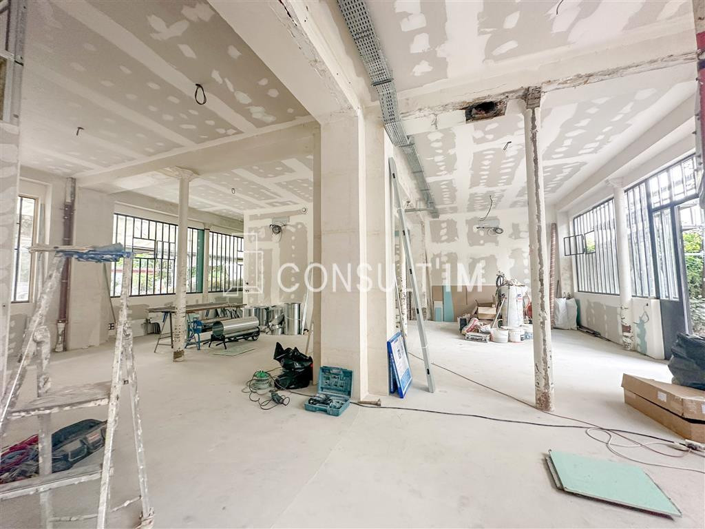 Bureaux rénovés avec très belle hauteur sous-plafond