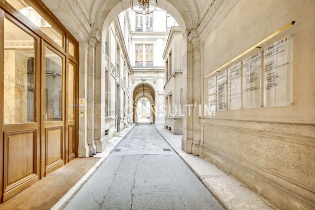 Locaux en duplex sur cour pavée