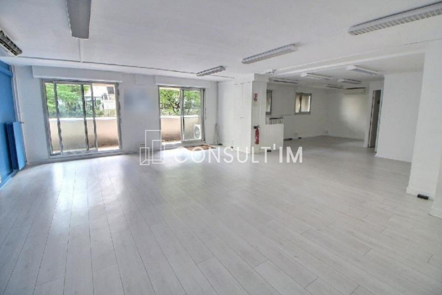 Bureaux avec vitrine, balcon et belle hauteur sous plafond