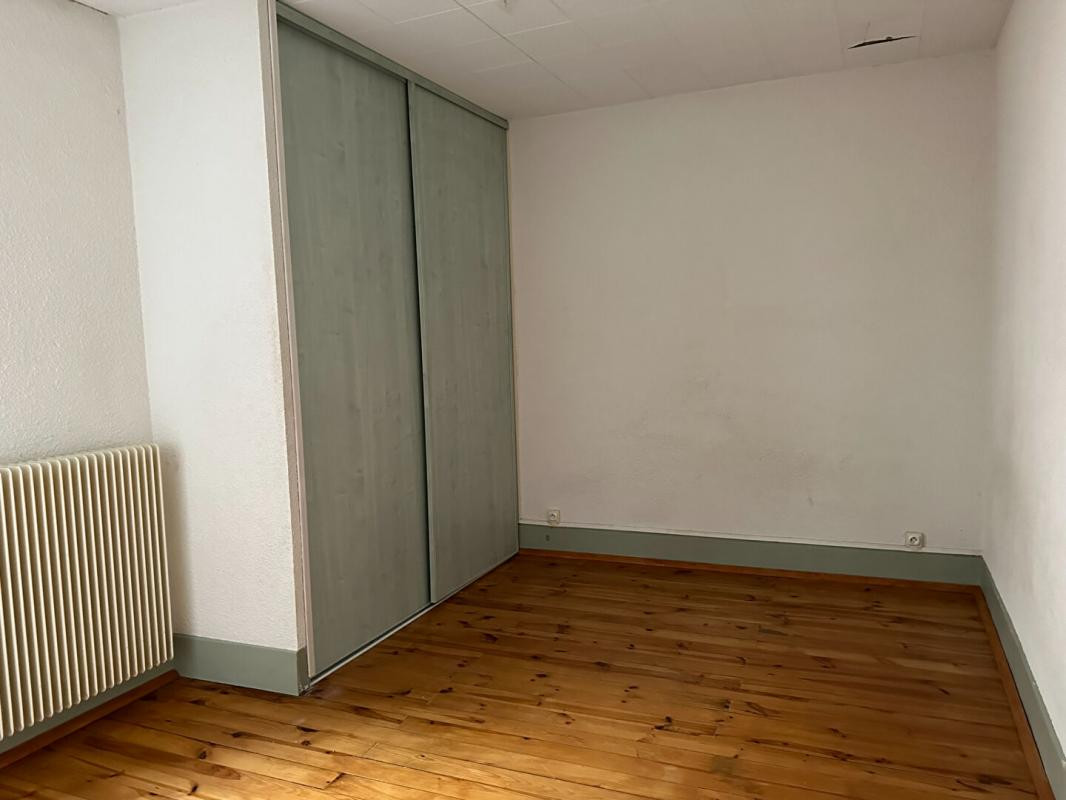 Chamalieres centre Immeuble de 2 lots T2 et T3 duplex 121 m2, cave et sous cave 292000 FAI