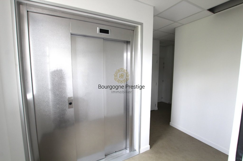 TOURNUS, ZONE COMMERCIALE, A LOUER LOCAL D'ACTIVITE DE 57 M²