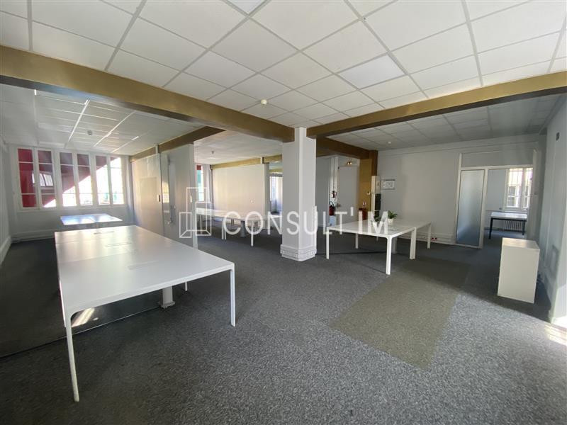 Bureaux avec beaux volumes