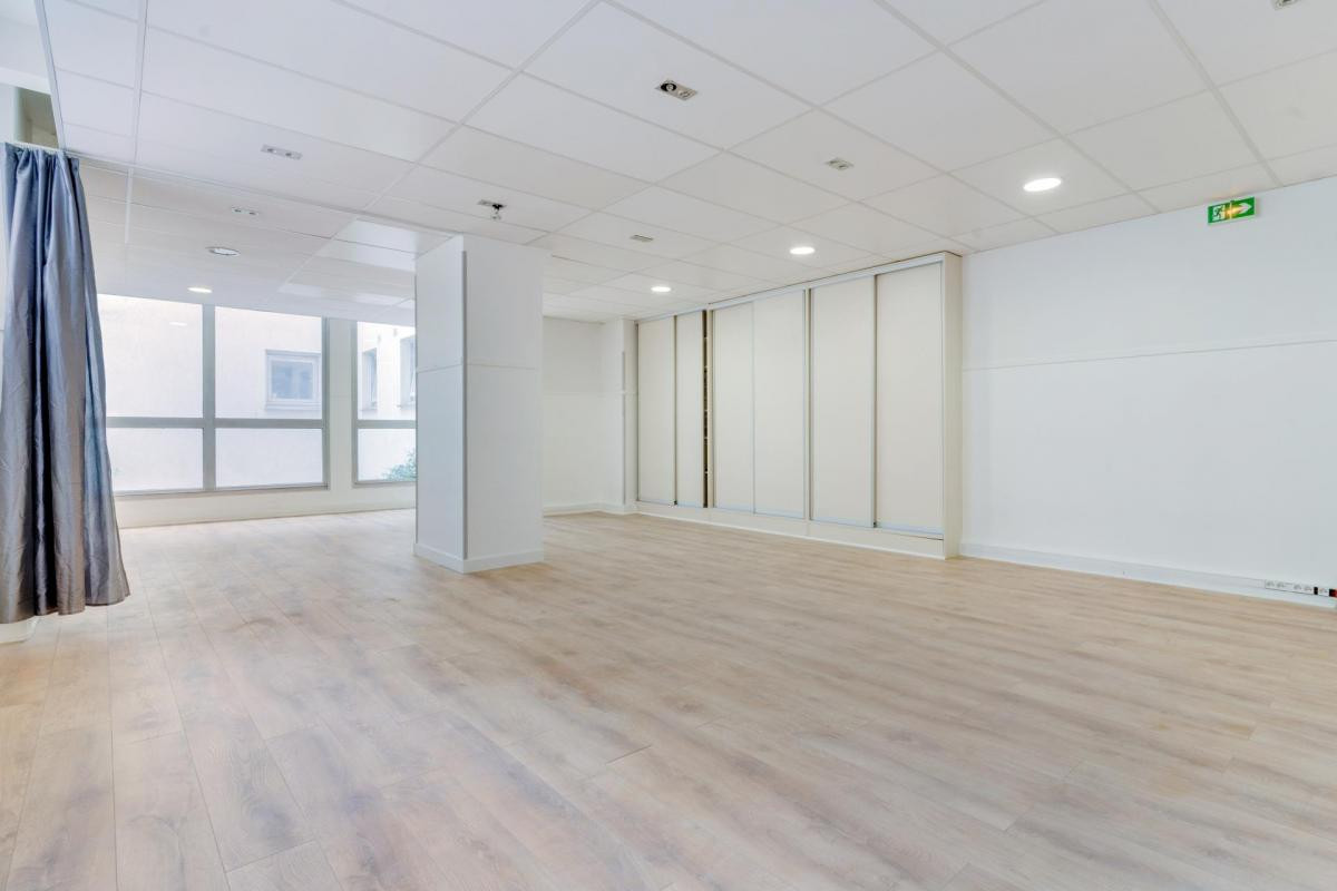 A vendre Local commercial idéalement situé , Paris 9 refait à neuf
