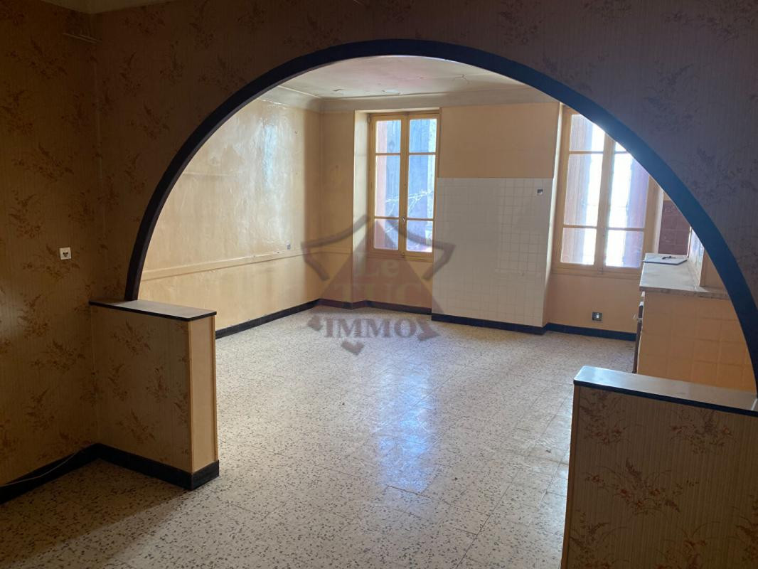 IMMEUBLE AVEC DEUX APPARTEMENTS ET GARAGE A RENOVER