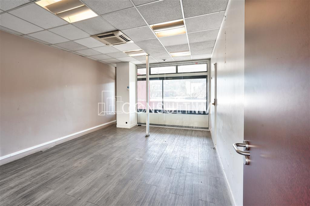 Sur les quais de Seine, Bureaux  avec entrée indépendante à vendre avec belle hauteur sous-plafond