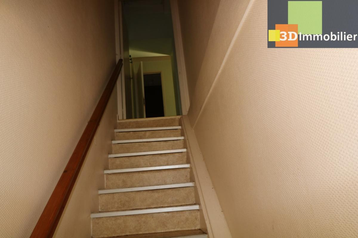 Vends petit immeuble en pierres, bon état avec 2 appartements de 56 et 58m² avec cave, petite cour au centre de Mont sous Vaudrey