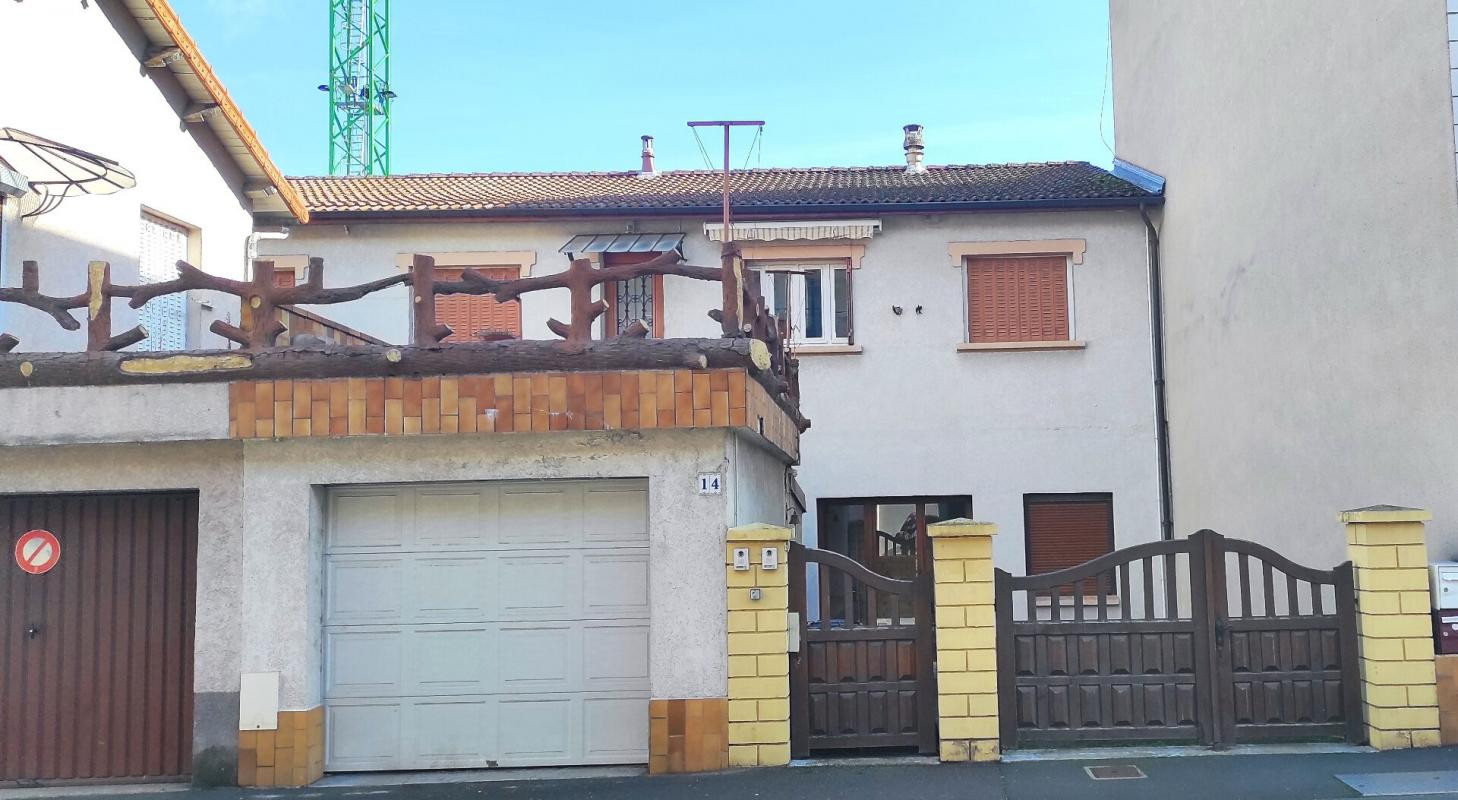 Maison sur deux niveaux avec garage et dépendances