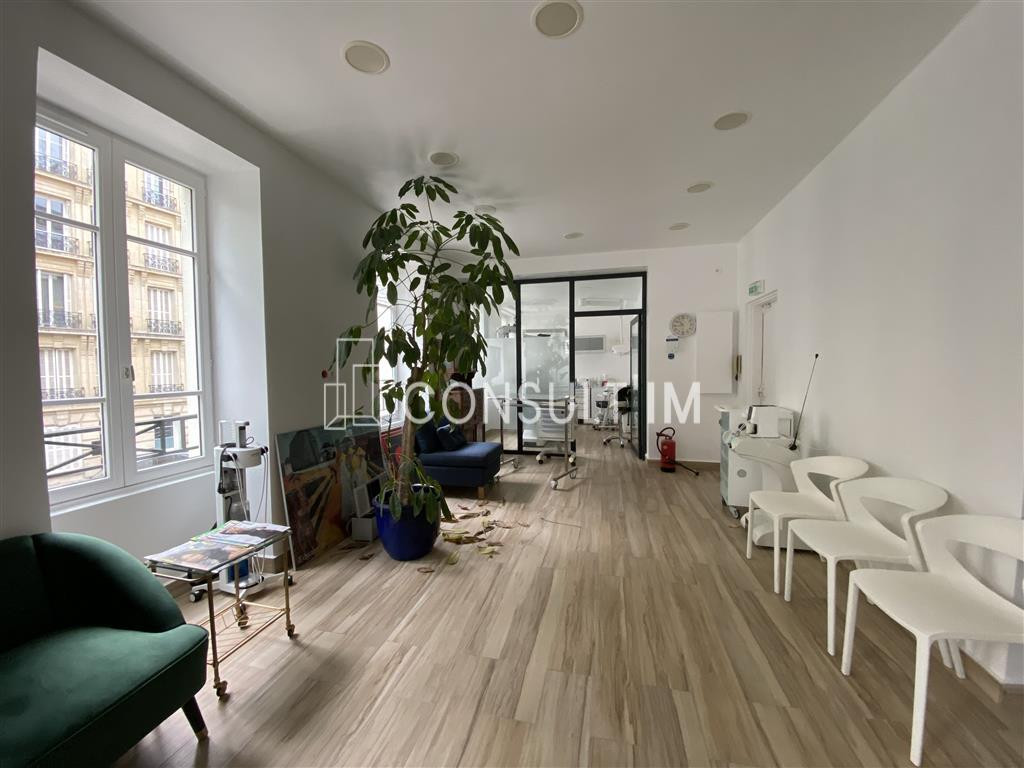 A LOUER IMMEUBLE INDEPENDANT EN R+3