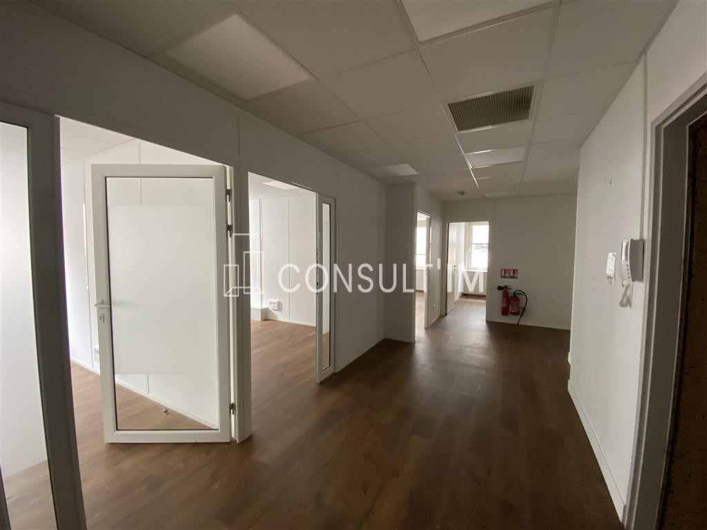 A proximité du Pont de Suresnes, à vendre des bureaux de 109m² au 1er étage