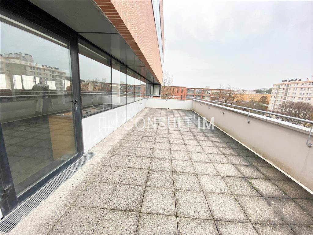A 5 min du métro Métro Marie d'Ivry, bureaux avec 2 terrasses privatives