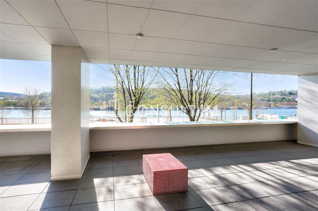 Sur les quais de Seine, Bureaux  avec entrée indépendante à louer avec belle hauteur sous-plafond