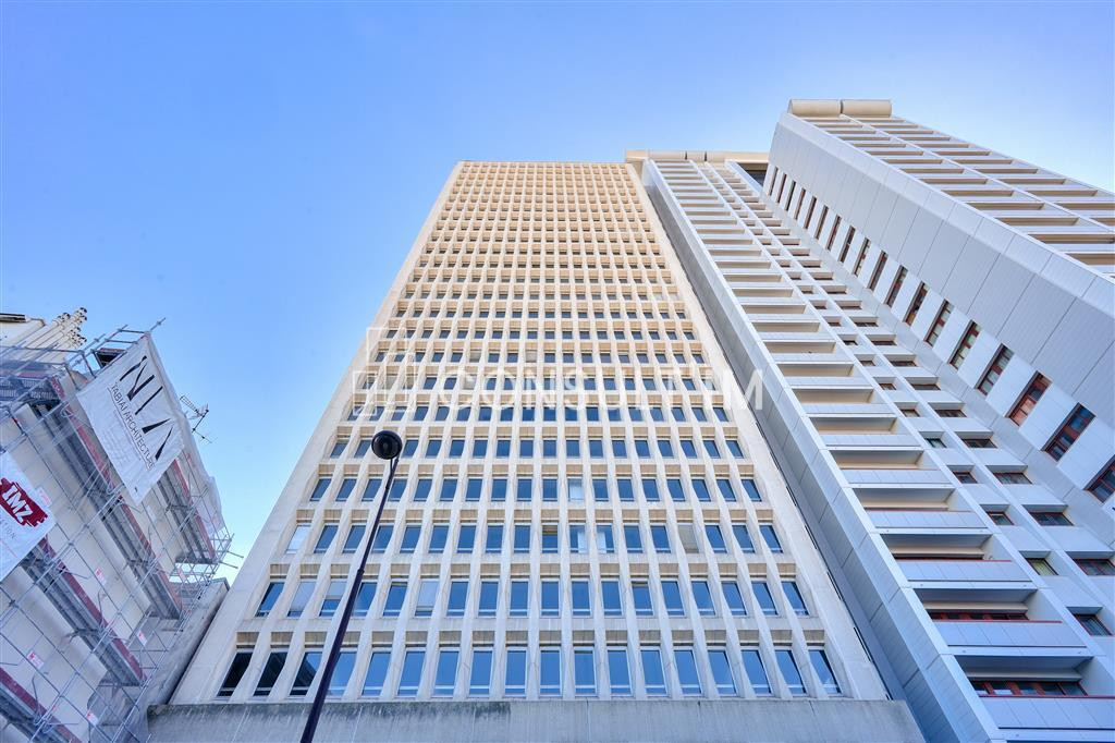 A louer bureaux rénovés et amovibles avec vue dégagée sur Paris