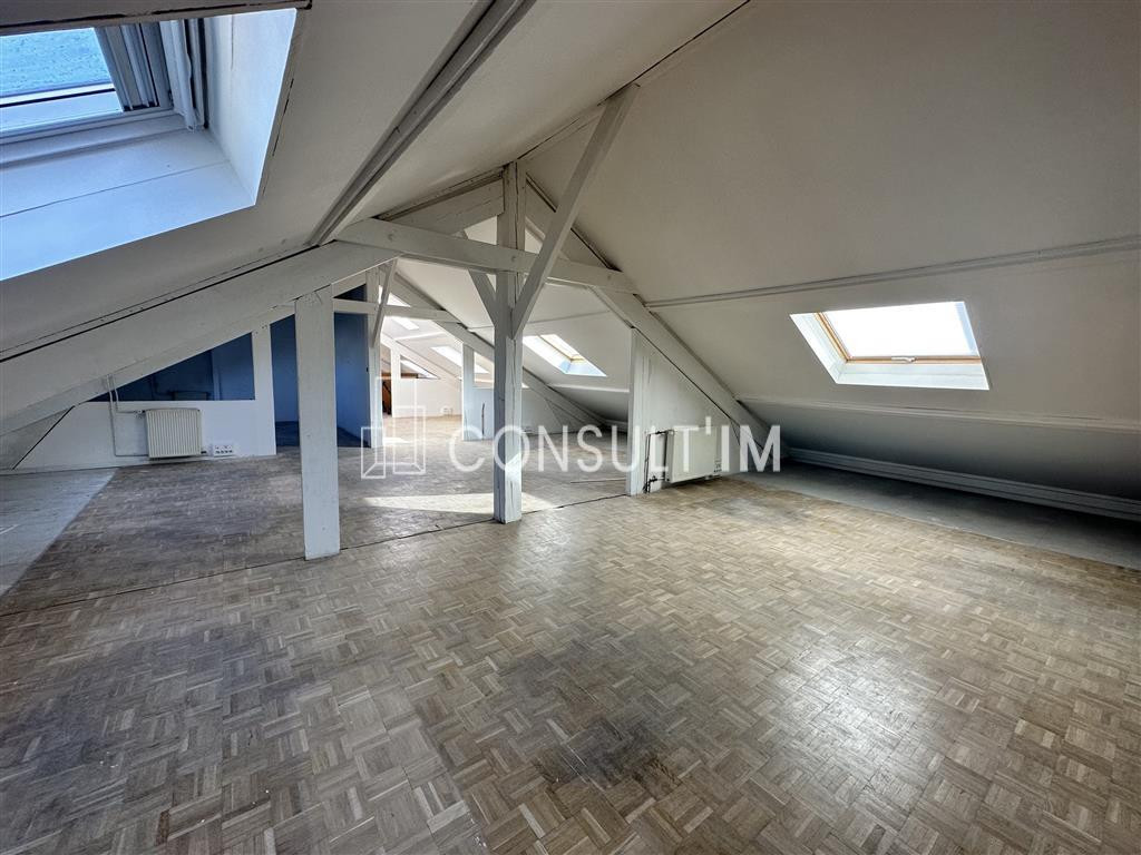 Locaux style atelier/loft en duplex avec accès indépendant et monte charge