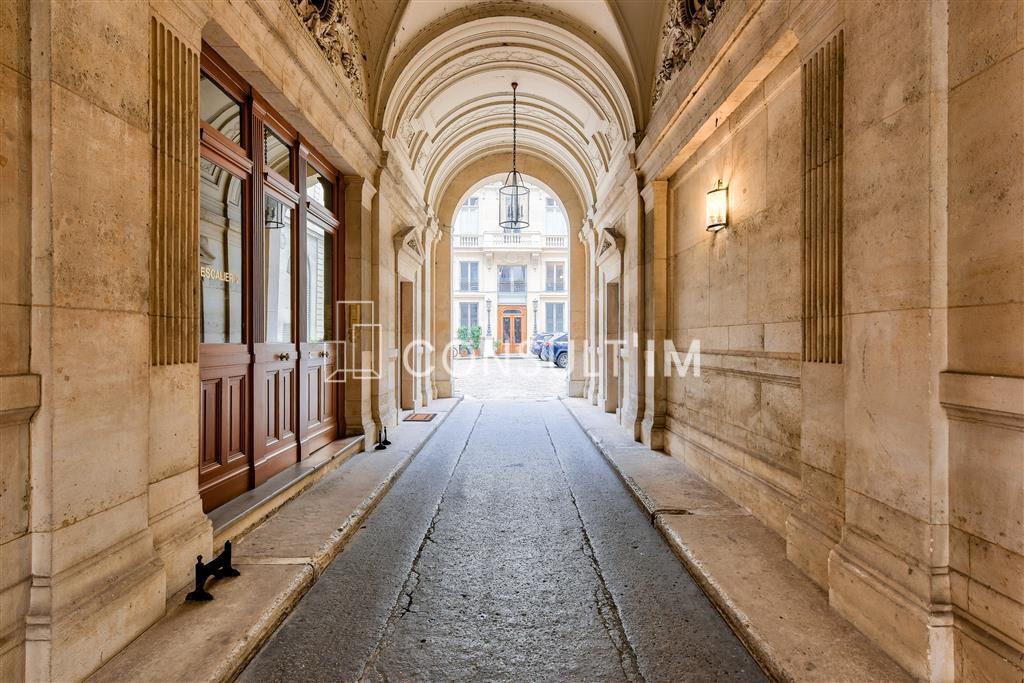 RARE - A deux pas de la Place Vendôme bureaux/showroom avec très belle hauteur sous plafond