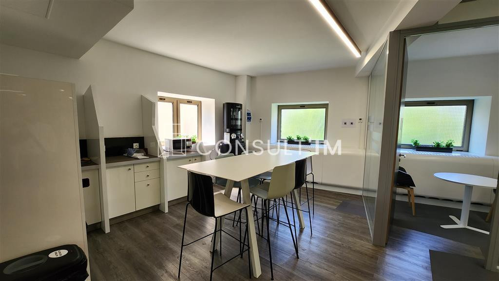 A louer,  dans un immeuble d'angle, une surface de 597 m²
