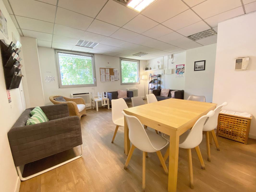 Locaux à louer de 220m² divisibles par bureau. Accès PMR - ERP 5 -Spécialisés pour des professions médicales. Location au bureau. Immeuble récent de bureaux, plateau entièrement cloisonné jusqu'à 11 bureaux avec leur point d'eau privatif