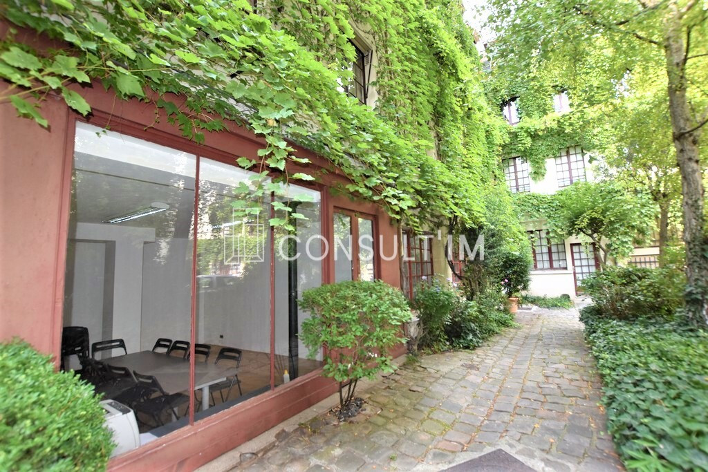 Bureaux au RDC sur jolie cour pavée