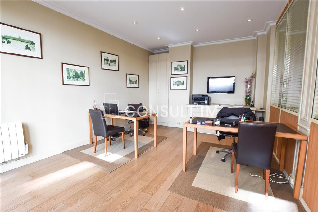 Bureaux sur rue dans un environnement commerçant