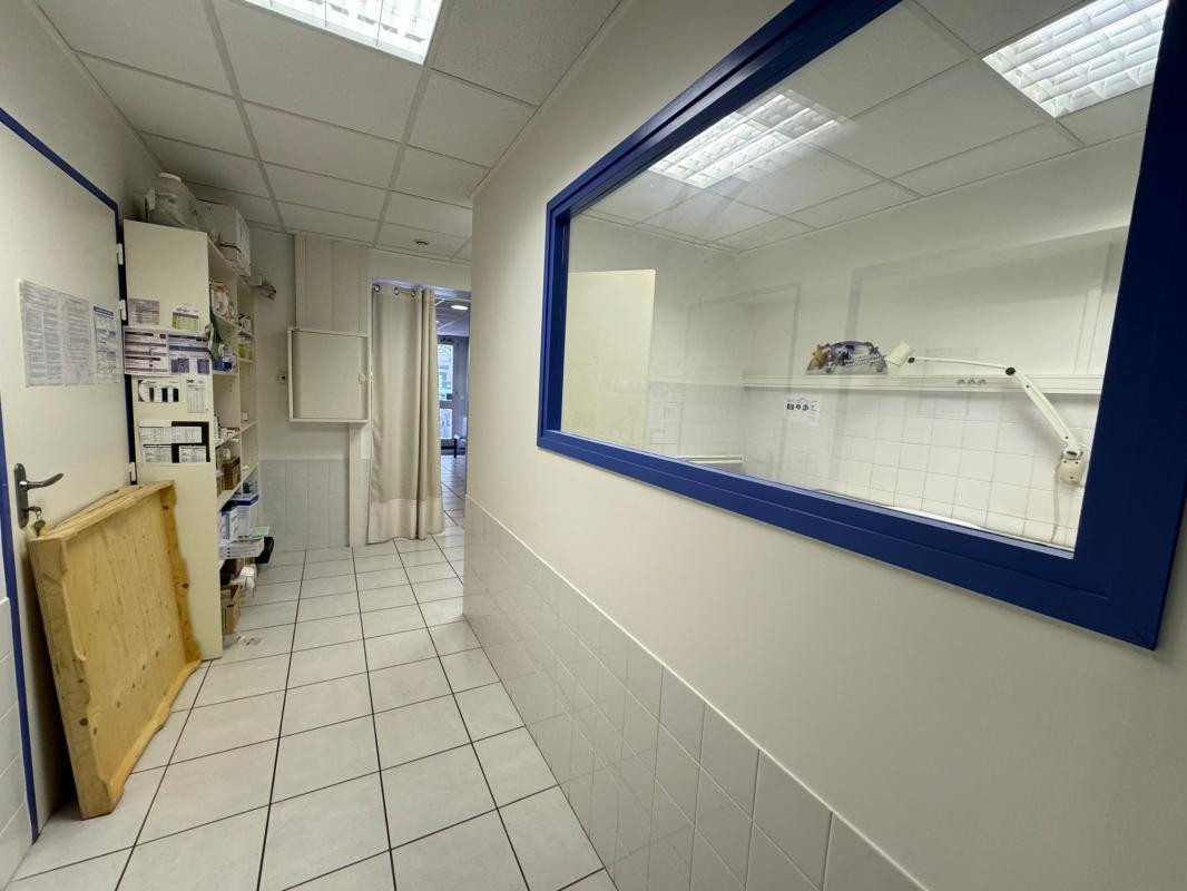 Local d'activité 80m2 avec réserve à vendre centre bourg  de Saint-Héand