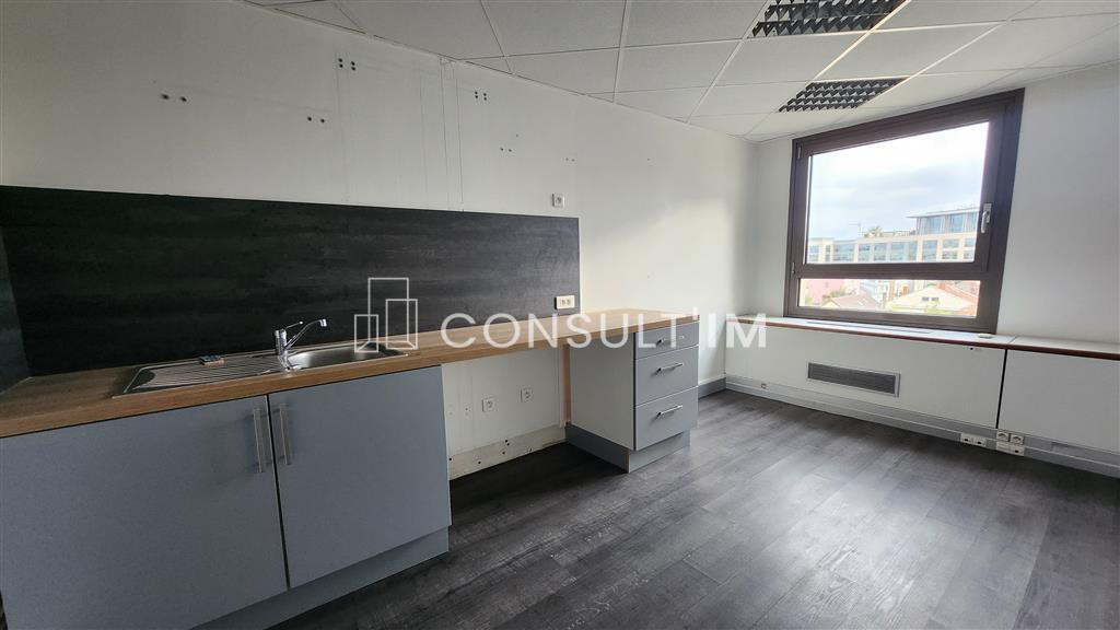 A louer bureaux en bon état à la frontière entre Courbevoie et La Garenne Colombes