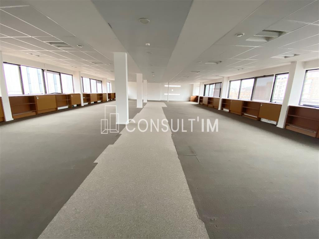 A 5 min du métro Métro Marie d'Ivry, bureaux avec 2 terrasses privatives