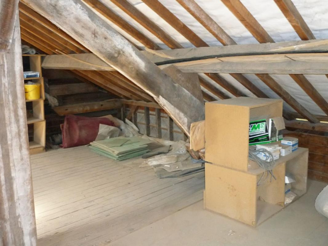 LISIEUX, atelier d'env.75 m² ave 1 place de stationnement