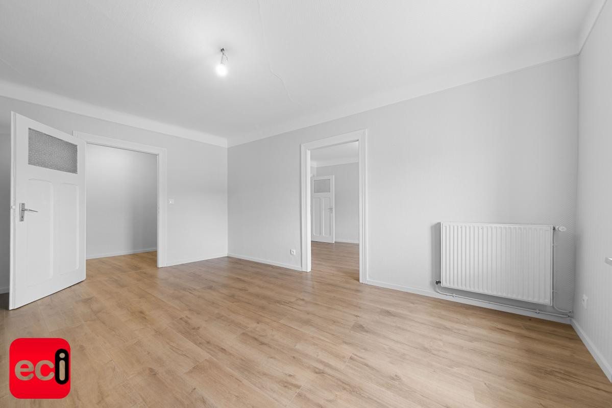 INVESTISSEUR : Lot de 5 logement + double gge, cour et cave