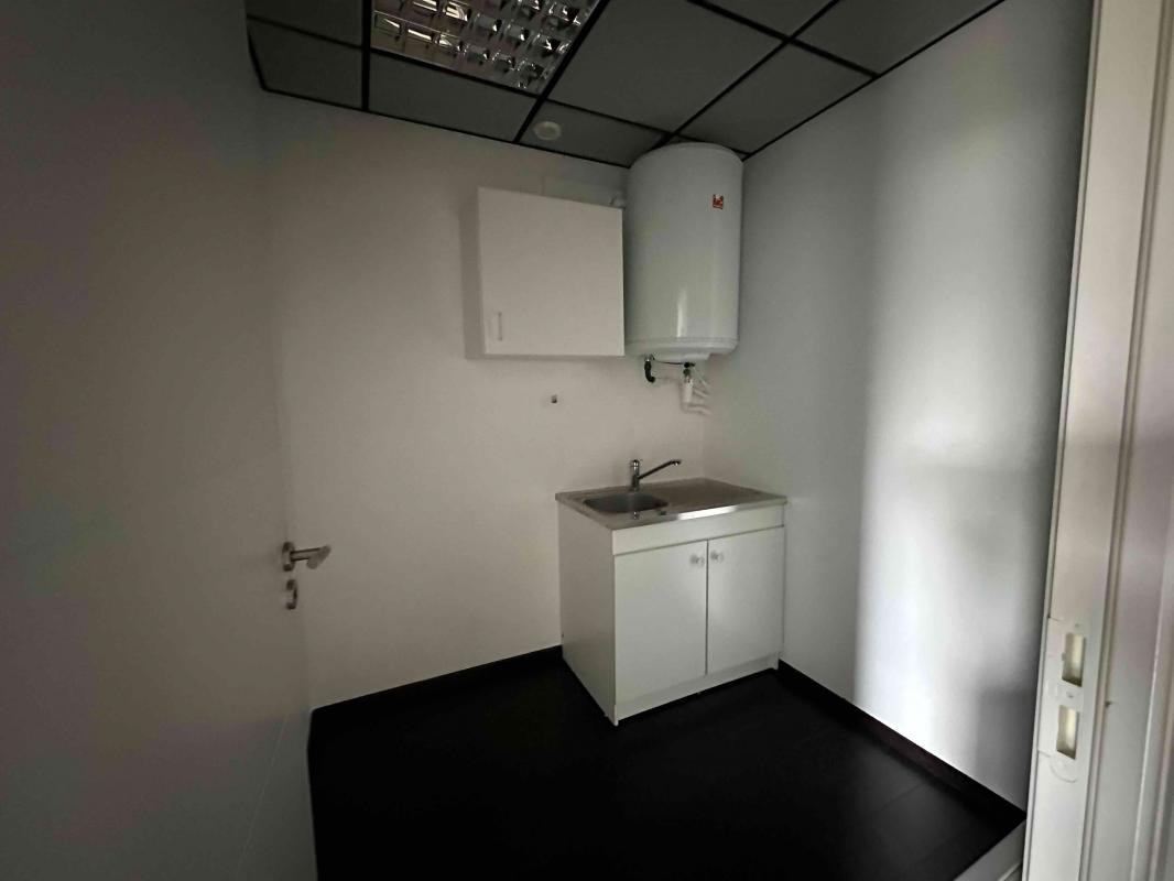 REZE-LES SORINIERES / Local commercial (Bureau / Commerce)