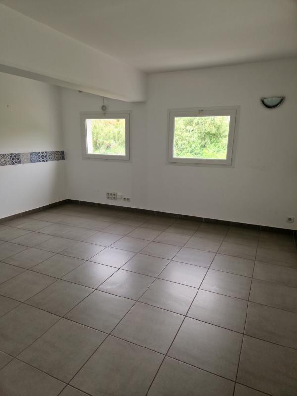 Local professionnel de 50.90 m2  LOYER 900EUR HC