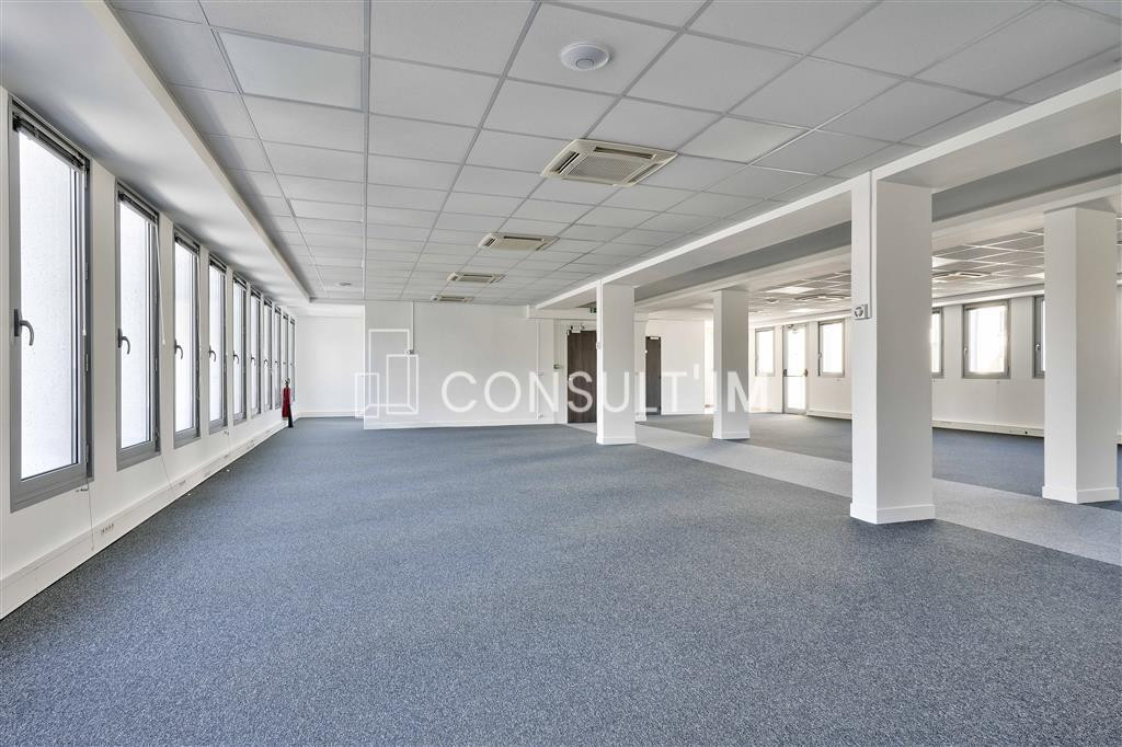 Plateau de bureaux livré rénové. Bureaux fonctionnels et lumineux