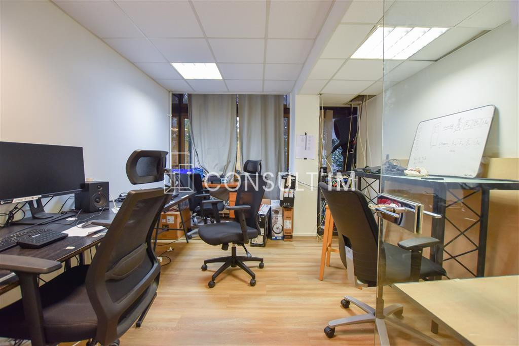 Place des fêtes à louer bureaux 148 m²