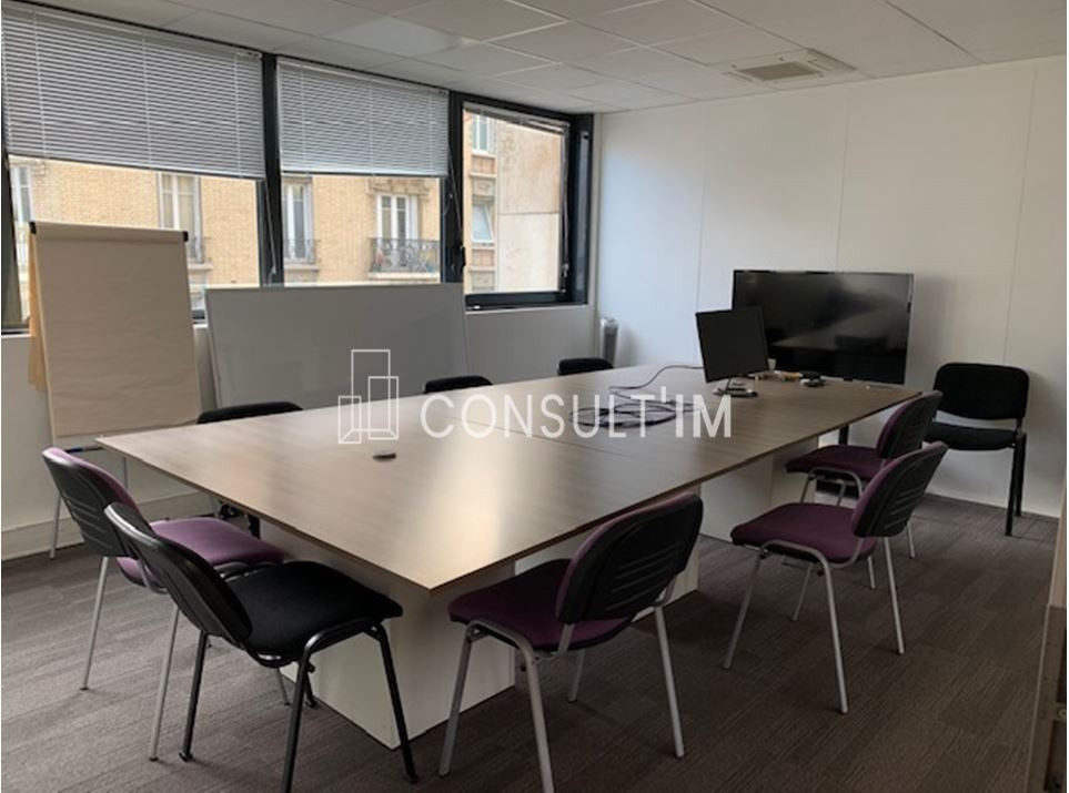 Dans un immeuble moderne, bureaux climatisés à louer