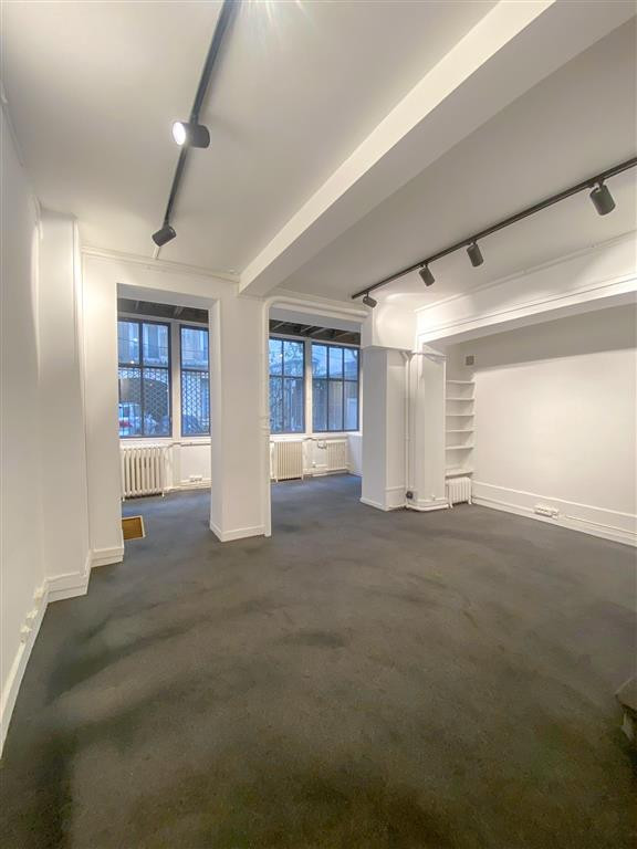 Bureaux en duplex sur cour avec belle hauteur sous plafond