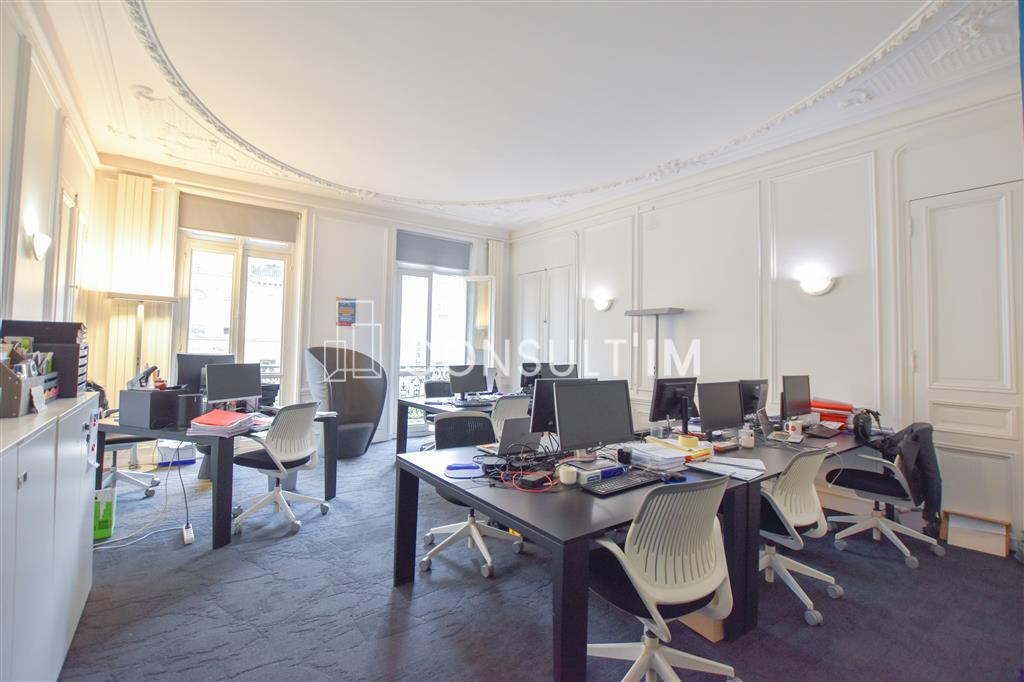 Notre Dame de Lorette/Etienne d'Orves, Bureaux avec balcon filant