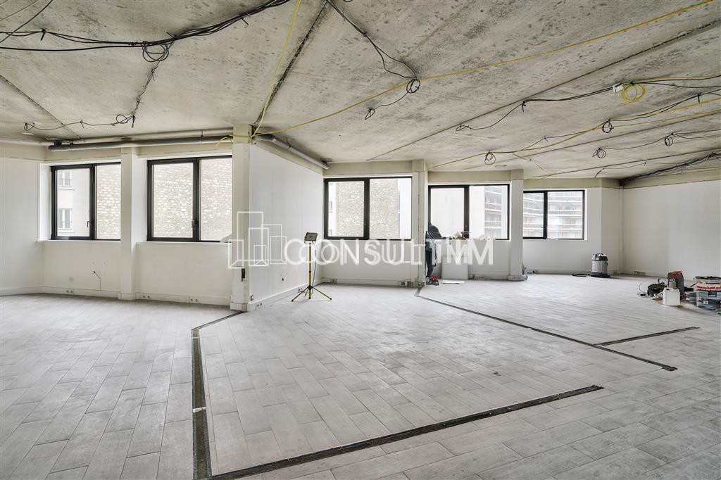 A vendre  à toute proximité de la Porte de St Cloud, une surface de 840m² à la découpe