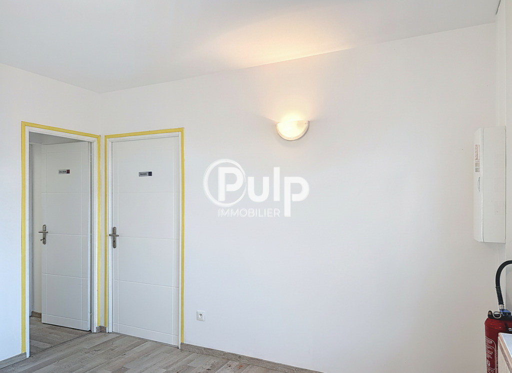 Local commercial/professionnel à louer - 2 pièces avec 2 accès indépendants- Parking privatif - WC - Cuisine
