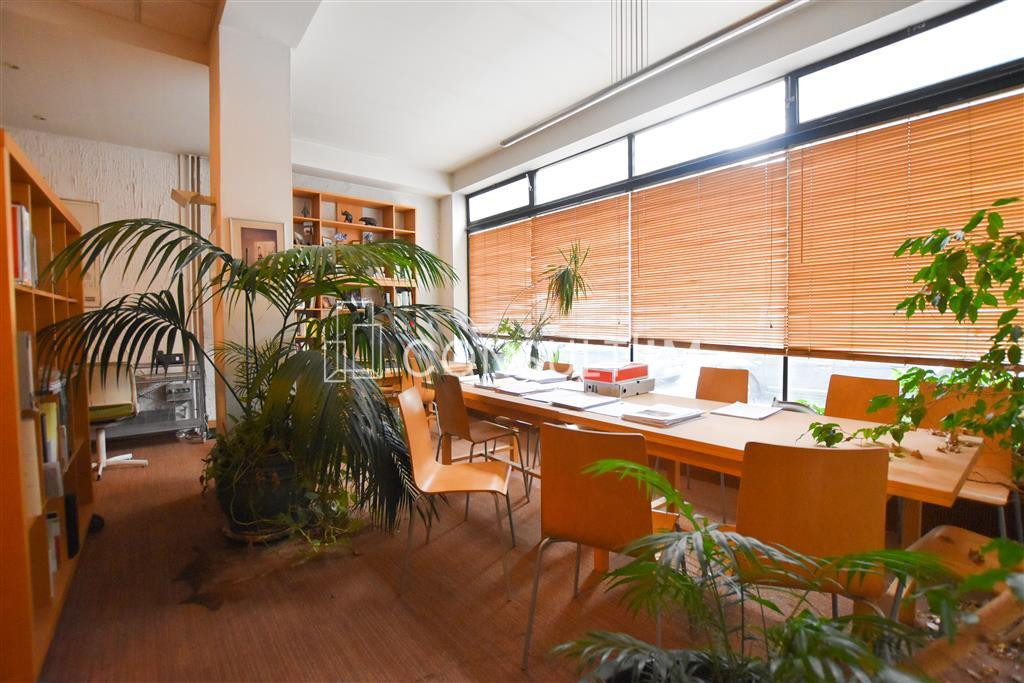 Boutique à vendre avec une belle hauteur sous plafond
