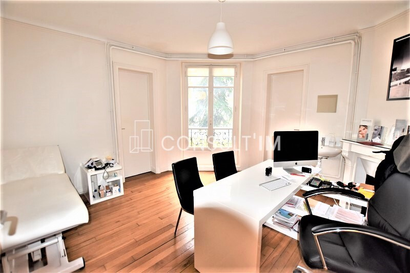 Locaux professionnels lumineux et fonctionnels avec parquet et cheminées