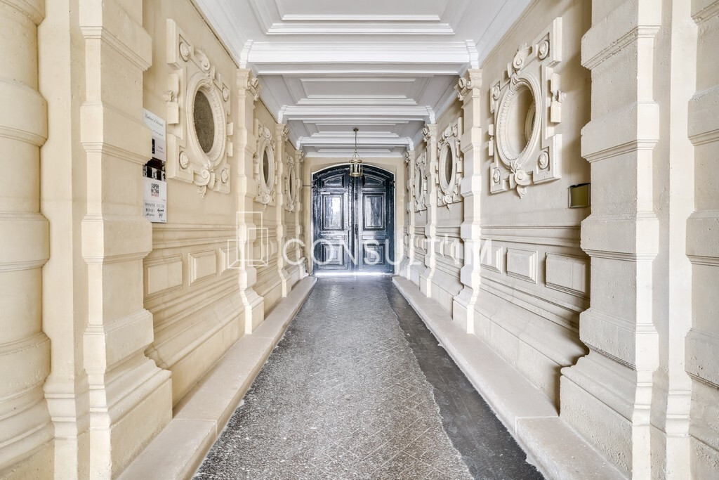 A louer bureaux lumineux et climatisés avec parquet, moulures, cheminées, balcon filant