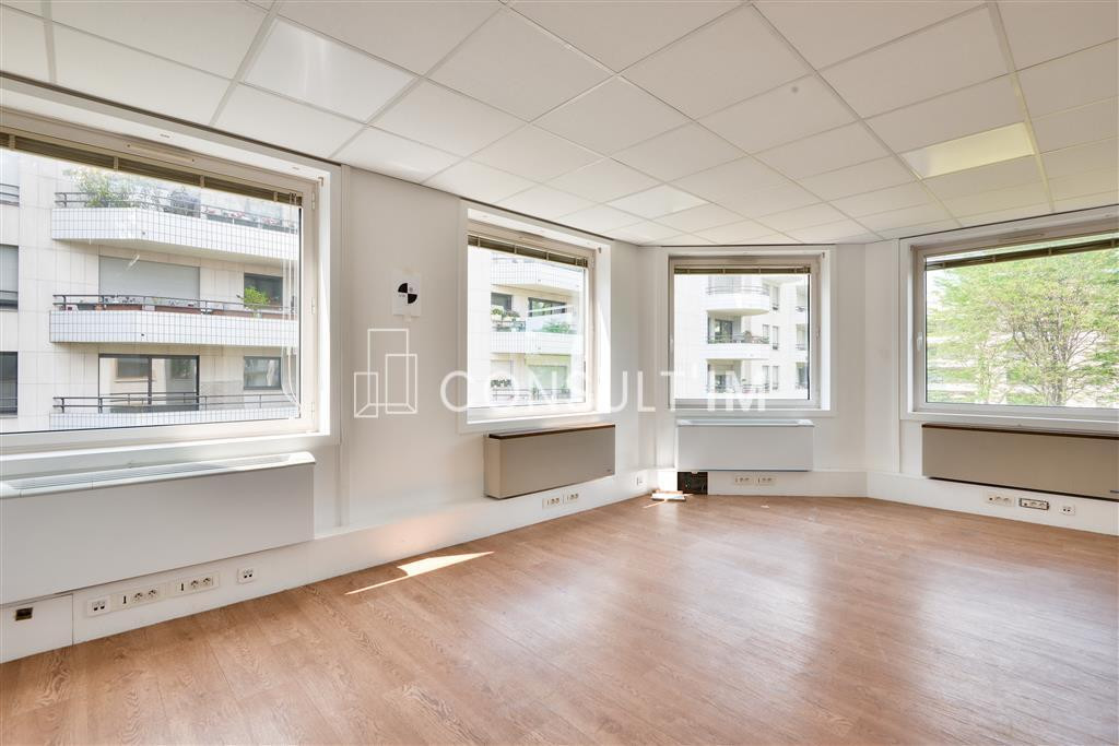 A proximité du Pont de Suresnes, à vendre des bureaux de 374,3m² eau 2ème étage