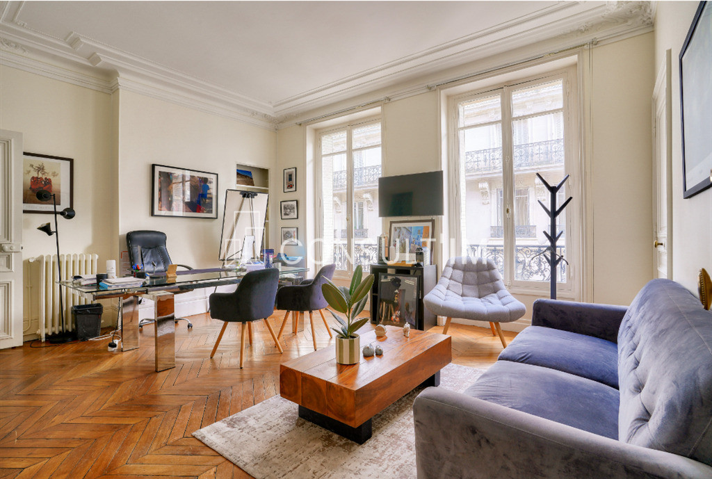 Au coeur du Triangle d'Or, bureaux en très bon état avec parquet moulures et cheminées