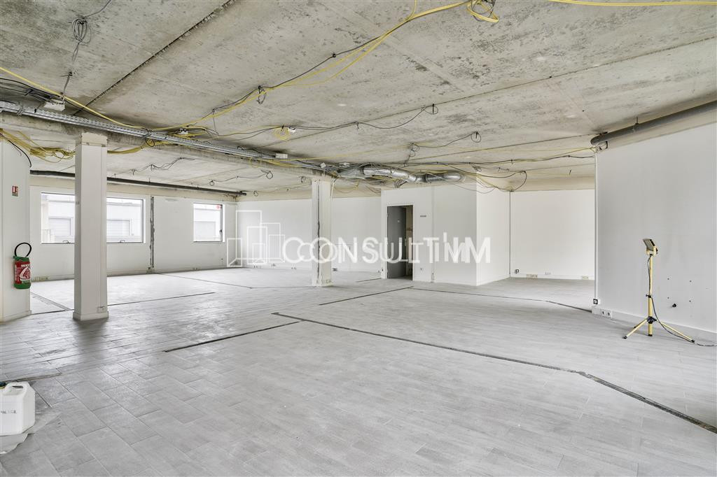 A vendre  à toute proximité de la Porte de St Cloud, une surface de 840m² à la découpe