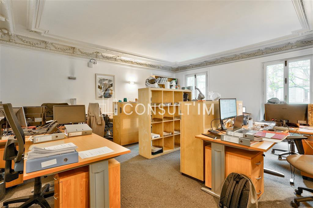 Beaux bureaux  A VENDRE dans un immeuble haussmannien de très bon standing