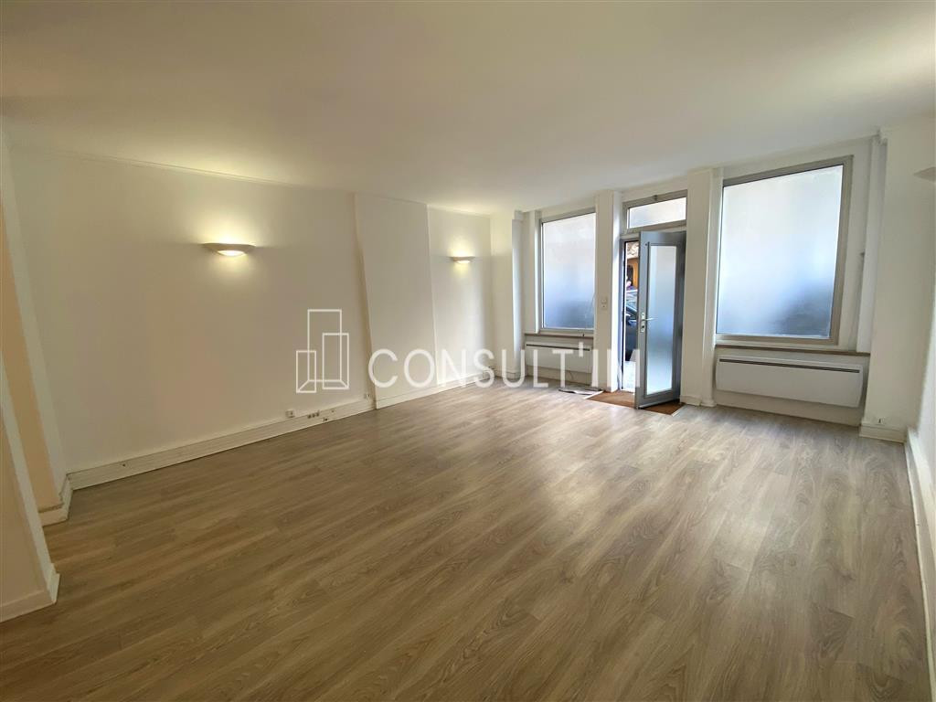 Agréable bureaux sur rue avec entrée indépendante