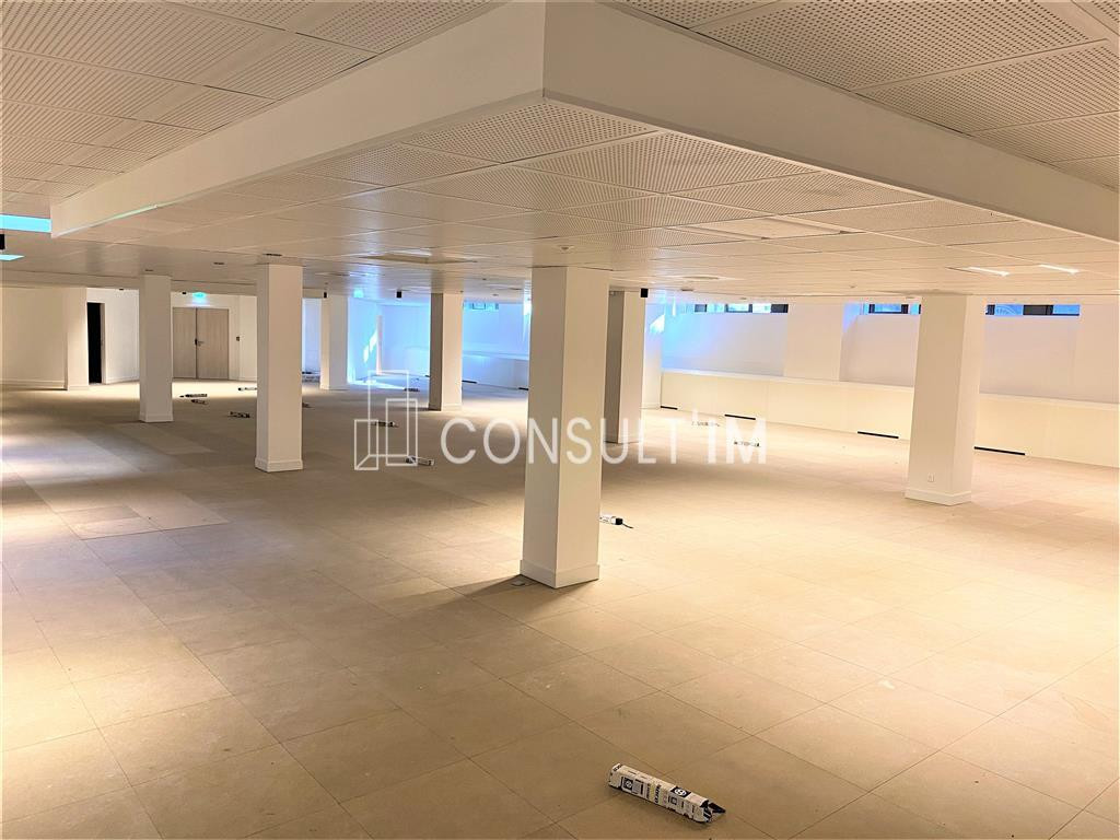 Métro Louise Michel, dans un immeuble Art Déco à louer une surface de bureaux de 587 m²