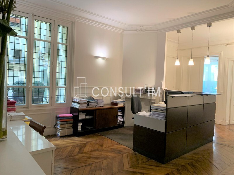 A proximité du Palais de Justice,  à louer locaux professionnels avec parquet et moulures