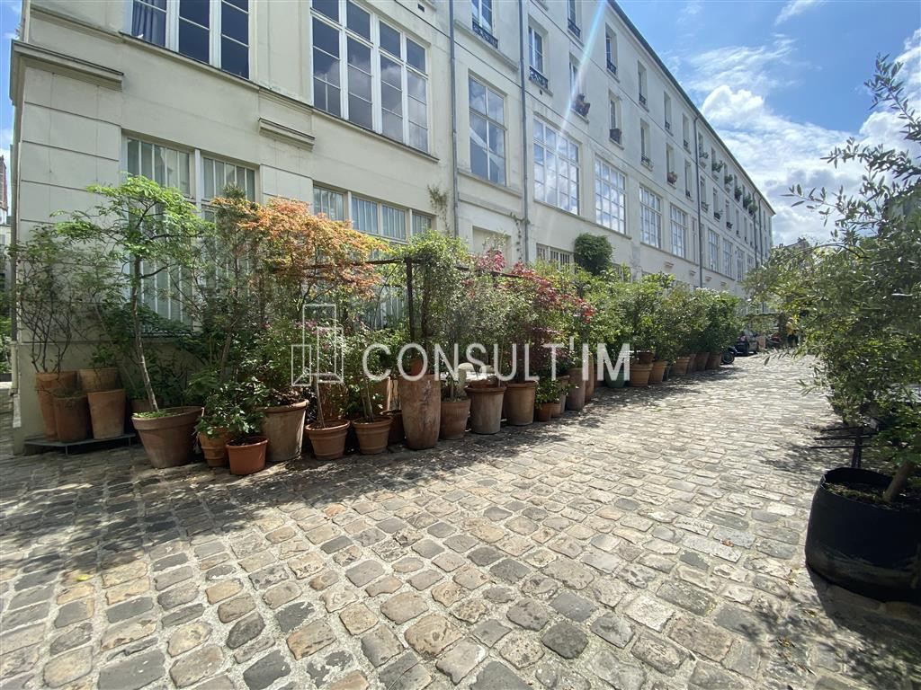 Bureaux avec belle hauteur sous plafond (3,70m), accès indépendant sur rue et sur cour arborée
