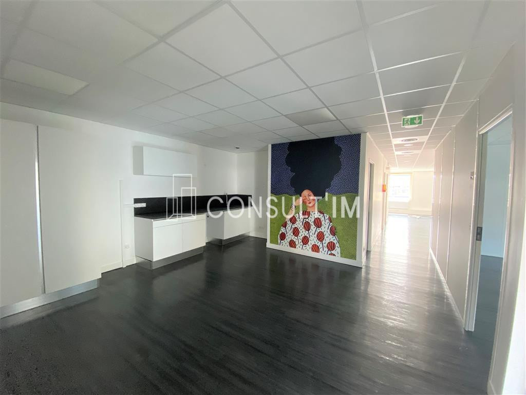 A proximité du Pont de Suresnes, à vendre des bureaux de 303m² au 4eme étage