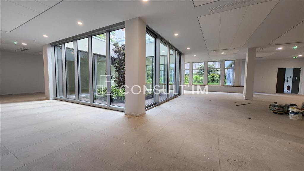 Grande surface de bureaux dans un immeuble restructuré