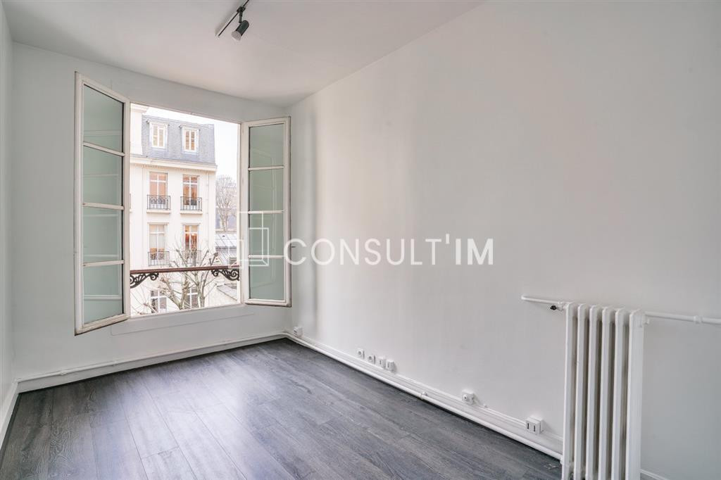Bureaux bien entretenus, traversants, en étage élevé au cœur du QCA